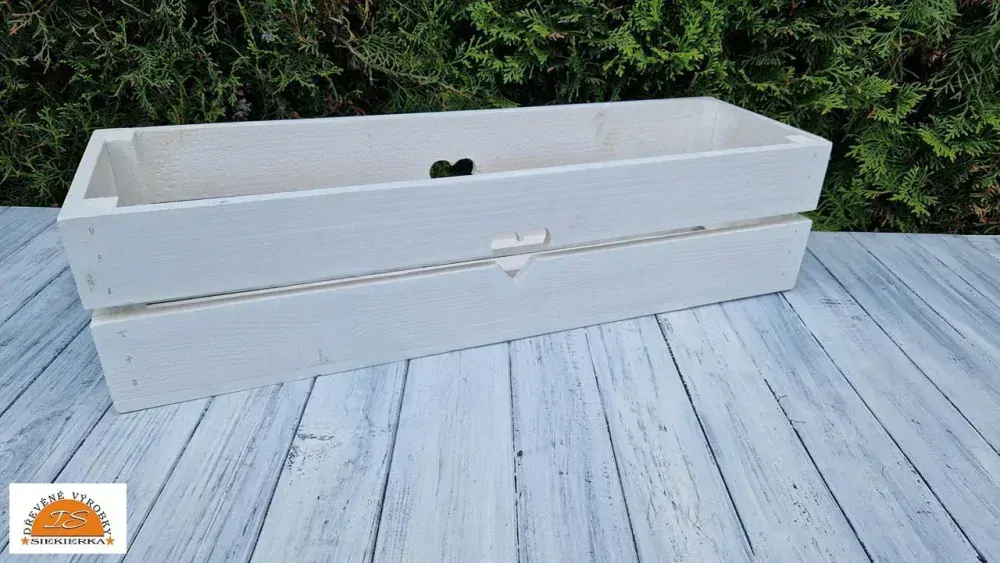 Dřevěný truhlík se srdíčkem 63 cm